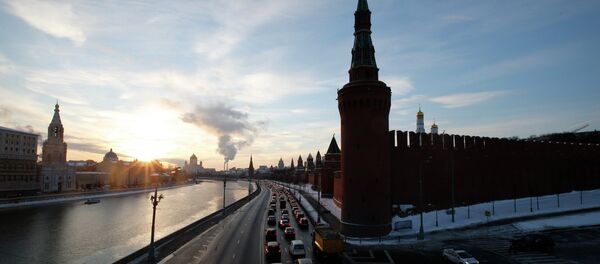 Vehicles travel along the embankment of the Moskva river past the Kremlin during sunset in the capital Moscow February 6, 2015 - Sputnik Mundo
