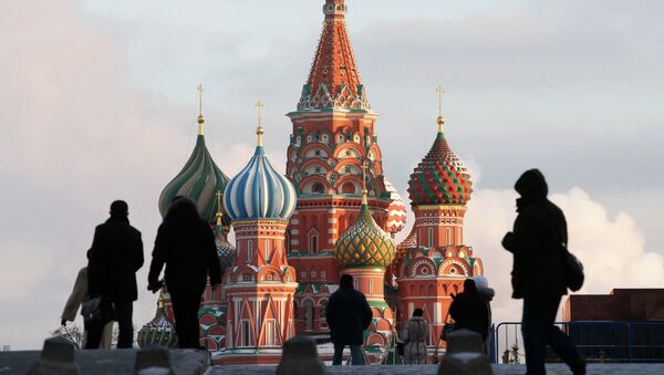 People walk in Red Square, with St. Basil's Cathedral seen in the background, in central Moscow February 6, 2015 - Sputnik Mundo