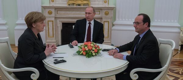 Президент России Владимир Путин, Федеральный канцлер Германии Ангела Меркель и президент Франции Франсуа Олланд (справа) во время встречи в Кремле. 6 февраля 2015 - Sputnik Mundo