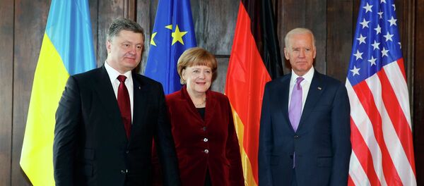 Presidente de Ucrania, Petró Poroshenko, canciller de Alemania, Angela Merkel y vicepresidente de EEUU, Joe Biden - Sputnik Mundo