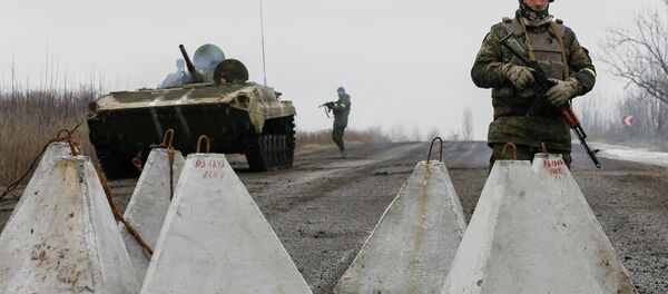 Ukrainian servicemen keep watch at no-man's land outside Debaltseve, Donetsk region February 6, 2015 - Sputnik Mundo