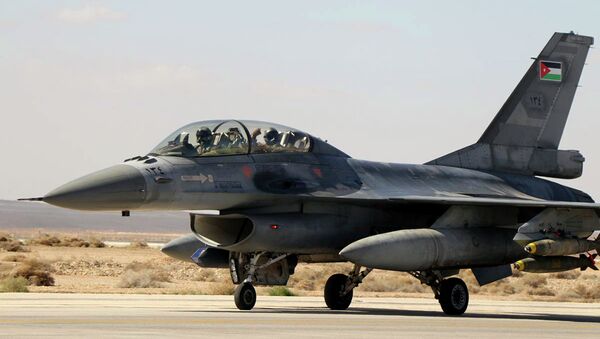 A Royal Jordanian Air Force plane takes off from an air base to strike the Islamic state in the Syrian city of Raqqa February 5, 2015 - Sputnik Mundo