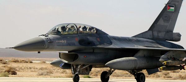 A Royal Jordanian Air Force plane takes off from an air base to strike the Islamic state in the Syrian city of Raqqa February 5, 2015 - Sputnik Mundo
