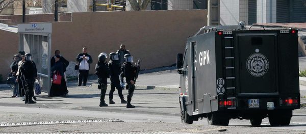 Policías franceses durante una operación especial en Marsella Policías franceses durante una operación especial en Marsella - Sputnik Mundo