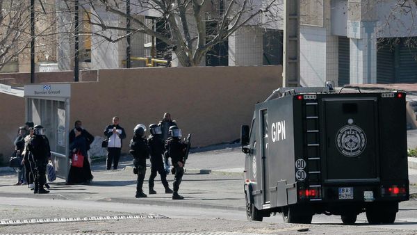 Policías franceses durante una operación especial en Marsella Policías franceses durante una operación especial en Marsella - Sputnik Mundo