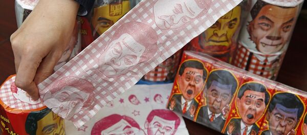 Hong Kong Democratic Party Vice Chairman Lo Kin-hei shows off rolls of toilet paper and packages of tissue paper printed with images of pro-Beijing Hong Kong Chief Executive Leung Chun-ying at his office in Hong Kong - Sputnik Mundo