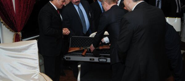 Putin regala a su homólogo egipcio una ametralladora Kaláshnikov - Sputnik Mundo