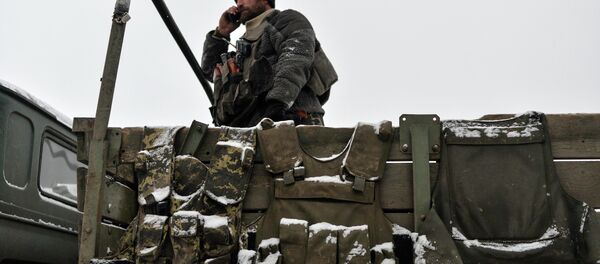 Ejército ucraniano acusa a las milicias de atacar sus posiciones 27 veces durante la noche - Sputnik Mundo