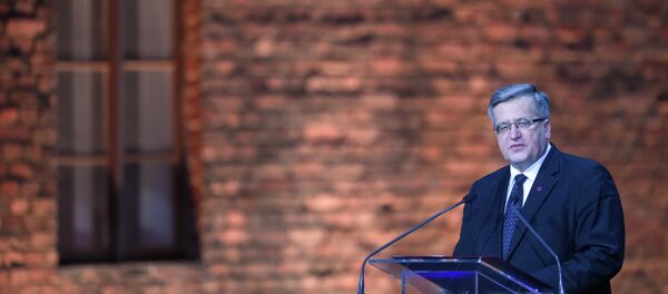 Poland's President Bronislaw Komorowski delivers a speech at a tent erected in front of the entrance of the former Nazi concentration camp Auschwitz-Birkenau during the main ceremony to mark the 70th anniversary of the liberation of the death camp on January 27, 2015 in Oswiecim, Poland. - Sputnik Mundo