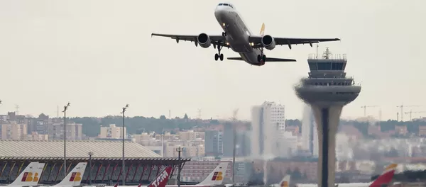 An airplane takes off at Adolfo Suarez Barajas airport in Madrid February 10, 2015 An airplane takes off at Adolfo Suarez Barajas airport in Madrid February 10, 2015 - Sputnik Mundo