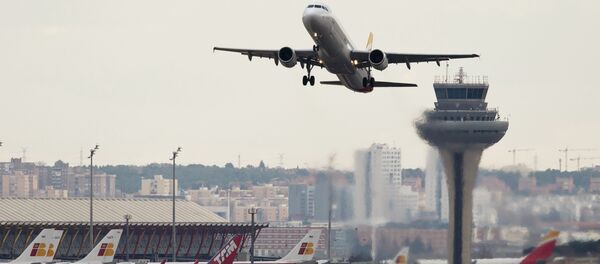 An airplane takes off at Adolfo Suarez Barajas airport in Madrid February 10, 2015 - Sputnik Mundo
