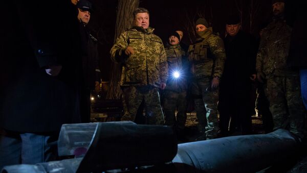 Ukrainian President Petro Poroshenko points at the remains of ammunition during a visit to Kramatorsk, late February 10, 2015 Ukrainian President Petro Poroshenko points at the remains of ammunition during a visit to Kramatorsk, late February 10, 2015 - Sputnik Mundo