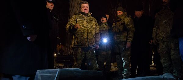 Ukrainian President Petro Poroshenko points at the remains of ammunition during a visit to Kramatorsk, late February 10, 2015 Ukrainian President Petro Poroshenko points at the remains of ammunition during a visit to Kramatorsk, late February 10, 2015 - Sputnik Mundo