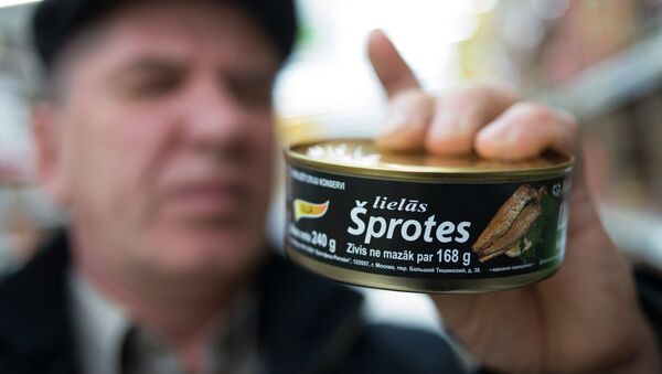 Латвийские шпроты могут запретить в ТС - Sputnik Mundo