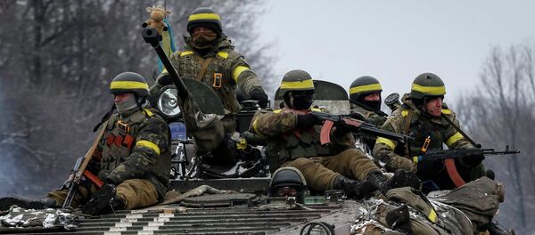 Ukrainian armed forces ride on an armoured personnel carrier (APC) near Debaltseve, February 10, 2015 - Sputnik Mundo
