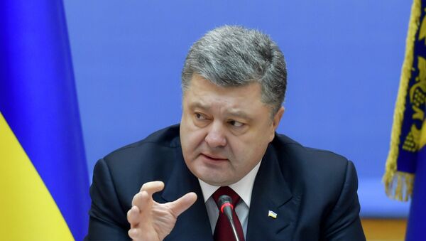 Ukrainian President Petro Poroshenko speaks during a government meeting in Kiev, February 11, 2015 Ukrainian President Petro Poroshenko speaks during a government meeting in Kiev, February 11, 2015 - Sputnik Mundo