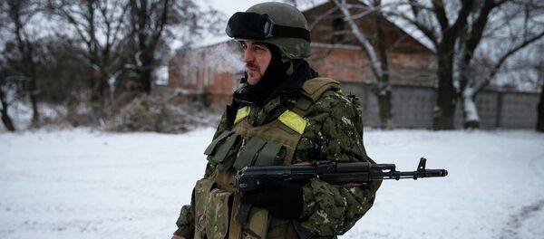 A Ukrainian serviceman is seen near Debaltseve, eastern Ukraine, February 10, 2015 - Sputnik Mundo