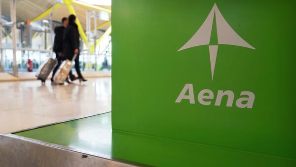 People walk past next to the information desk in Terminal 4 of Madrid's Adolfo Suarez Barajas airport February 10, 2015 - Sputnik Mundo