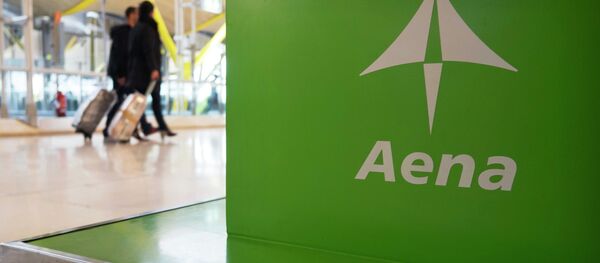 People walk past next to the information desk in Terminal 4 of Madrid's Adolfo Suarez Barajas airport February 10, 2015 - Sputnik Mundo
