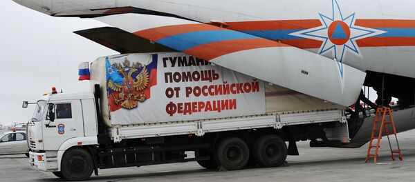 Разгрузка гуманитарной помощи в аэропорту Ростова-на-Дону - Sputnik Mundo