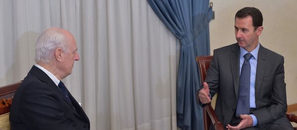 Enviado especial de la ONU a Siria, Staffan de Mistura (izda.) y presidente de Siria, Bashar Asad - Sputnik Mundo