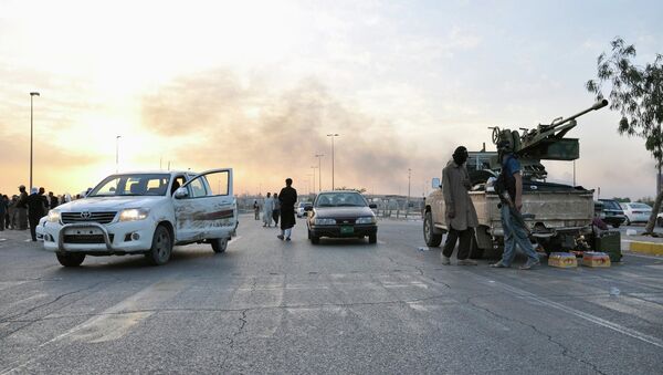 Fighters of the Islamic State of Iraq and the Levant (ISIL) stand guard at a checkpoint in the northern Iraq city of Mosul, in this June 11, 2014 file photo. - Sputnik Mundo