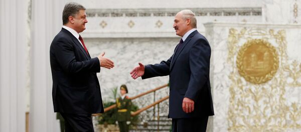 Presidente de Ucrania, Petró Poroshenko en un encuentro en Minsk con su homólogo bielorruso Alexandr Lukashenko - Sputnik Mundo