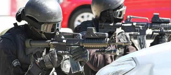 Agentes de la Unidad Táctica del BOPE apuntan a los secuestradores desde el exterior de la estación durante el simulacro Agentes de la Unidad Táctica del BOPE apuntan a los secuestradores desde el exterior de la estación durante el simulacro - Sputnik Mundo