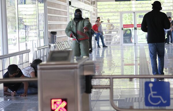 En el interior de la estación los secuestradores amenazan a los rehenes durante el simulacro - Sputnik Mundo