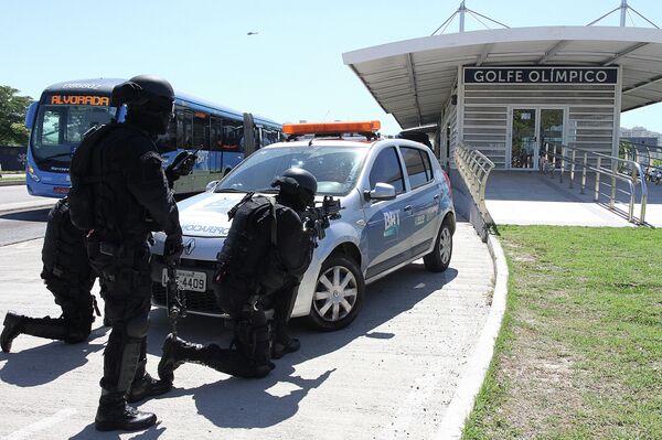 Agentes de la Unidad Táctica del BOPE se posicionan a las afueras de la estación Golfe Olímpico durante el simulacro de secuestro - Sputnik Mundo