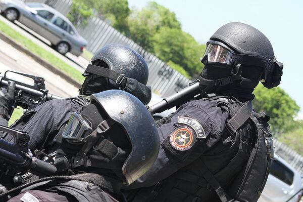 Agentes de la Unidad Táctica del BOPE aguardan la orden de asalto a las afueras de la estación Golfe Olímpico durante el simulacro de secuestro - Sputnik Mundo