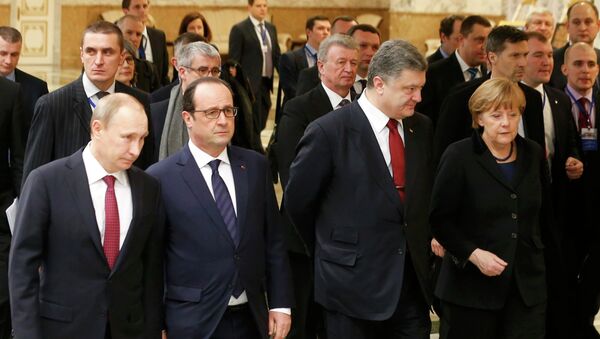 Russia's President Vladimir Putin (L, front), Ukraine's President Petro Poroshenko (2nd R, front), Germany's Chancellor Angela Merkel (R, front) and France's President Francois Hollande (2nd L, front) walk during peace talks in Minsk, February 11, 2015 - Sputnik Mundo