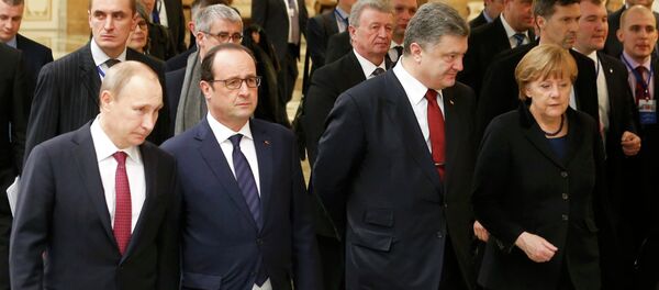 Russia's President Vladimir Putin (L, front), Ukraine's President Petro Poroshenko (2nd R, front), Germany's Chancellor Angela Merkel (R, front) and France's President Francois Hollande (2nd L, front) walk during peace talks in Minsk, February 11, 2015 - Sputnik Mundo