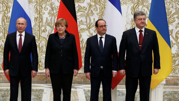 Belarus' President Alexander Lukashenko (L), Russia's President Vladimir Putin (2nd L), Ukraine's President Petro Poroshenko (R), Germany's Chancellor Angela Merkel (C) and France's President Francois Hollande pose for a family photo during peace talks in Minsk, February 11, 2015. - Sputnik Mundo