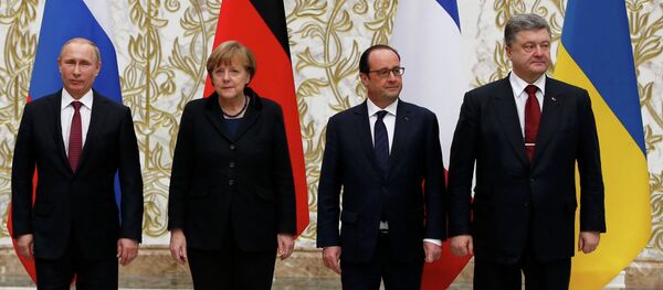Belarus' President Alexander Lukashenko (L), Russia's President Vladimir Putin (2nd L), Ukraine's President Petro Poroshenko (R), Germany's Chancellor Angela Merkel (C) and France's President Francois Hollande pose for a family photo during peace talks in Minsk, February 11, 2015. - Sputnik Mundo