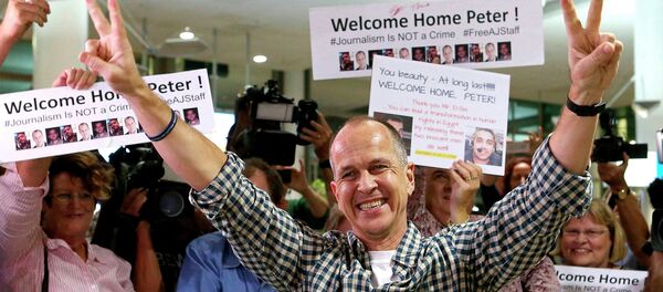 Australian journalist Peter Greste gestures upon his return home at Brisbane International Airport, early February 5, 2015 - Sputnik Mundo