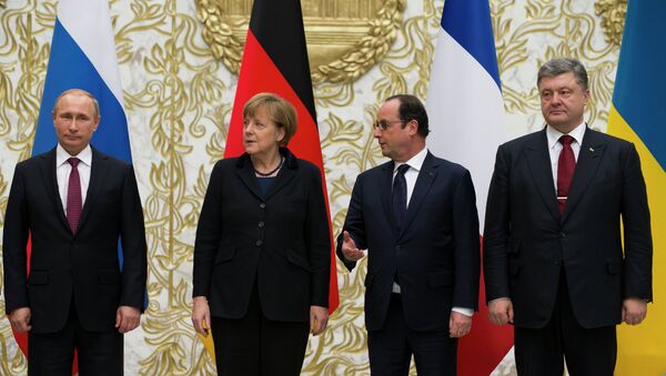 From the left : Russian President Vladimir Putin, German Chancellor Angela Merkel, French President Francois Hollande, and Ukrainian President Petro Poroshenko pose for a photo during a time-break in their peace talks in Minsk, Belarus - Sputnik Mundo