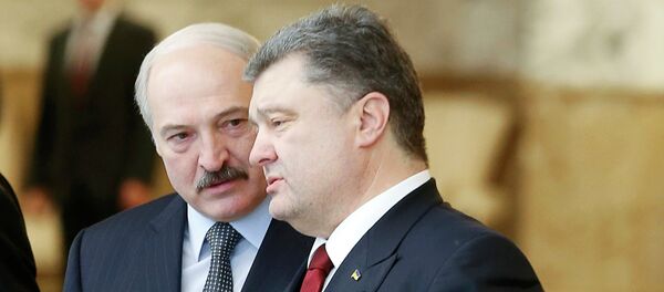 Presidente de Bielorrusia, Alexandr Lukashenko y presidente de Uсrania, Petró Poroshenko - Sputnik Mundo