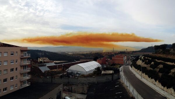 Nube tóxica en Igualada - Sputnik Mundo