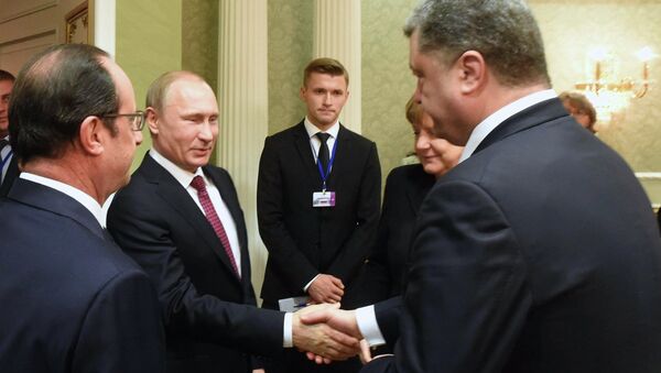 Russian President Vladimir Putin, second left, and Ukrainian President Petro Poroshenko, right, shake hands as French President Francois Hollande, left, and German Chancellor Angela Merkel look on during a meeting in Minsk, Belarus, Wednesday, Feb. 11, 2015 - Sputnik Mundo