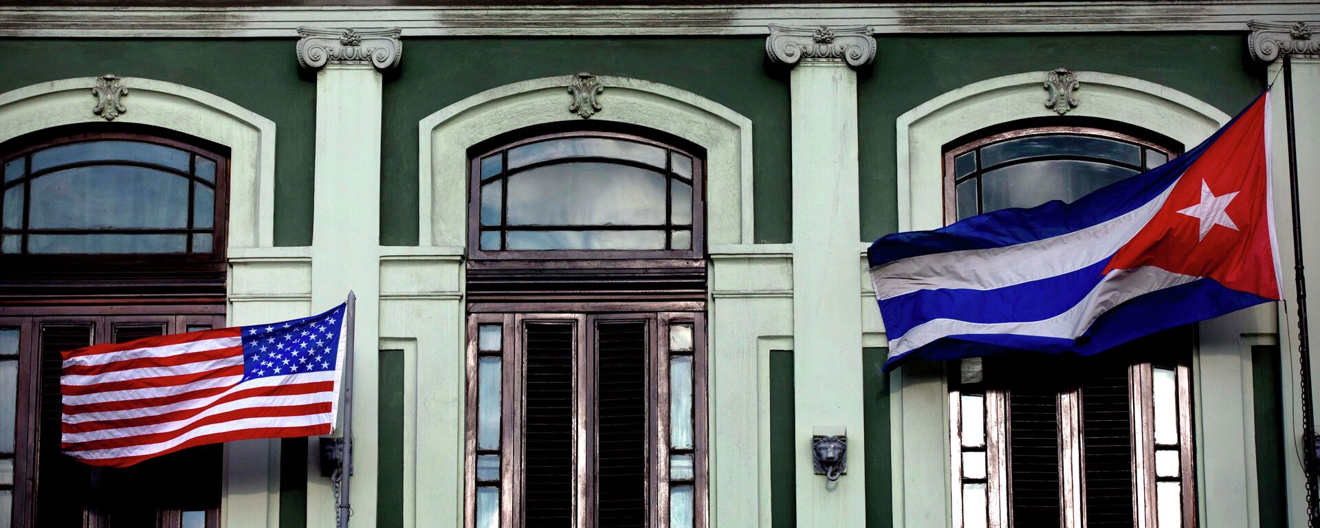 A Cuban and US flag wave from the balcony of the Hotel Saratoga in Havana - Sputnik Mundo, 1920, 28.01.2021