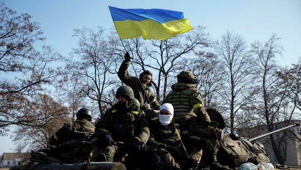 Members of the Ukrainian armed forces ride on an armoured personnel carrier (APC) near Debaltseve, eastern Ukraine, February 12, 2015. - Sputnik Mundo