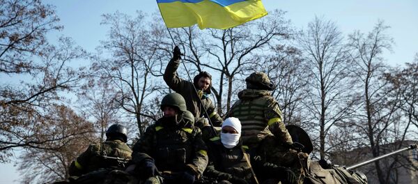 Members of the Ukrainian armed forces ride on an armoured personnel carrier (APC) near Debaltseve, eastern Ukraine, February 12, 2015. - Sputnik Mundo