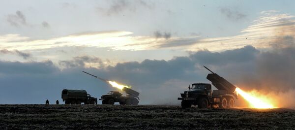 Militares ucranianos lanzan cohetes Grad (archivo) - Sputnik Mundo