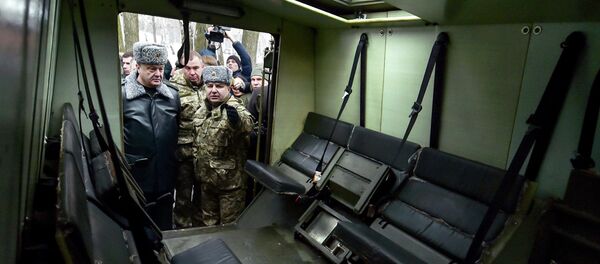 Petró Poroshenko inspeccionan vehículo blindado ligero Saxon - Sputnik Mundo