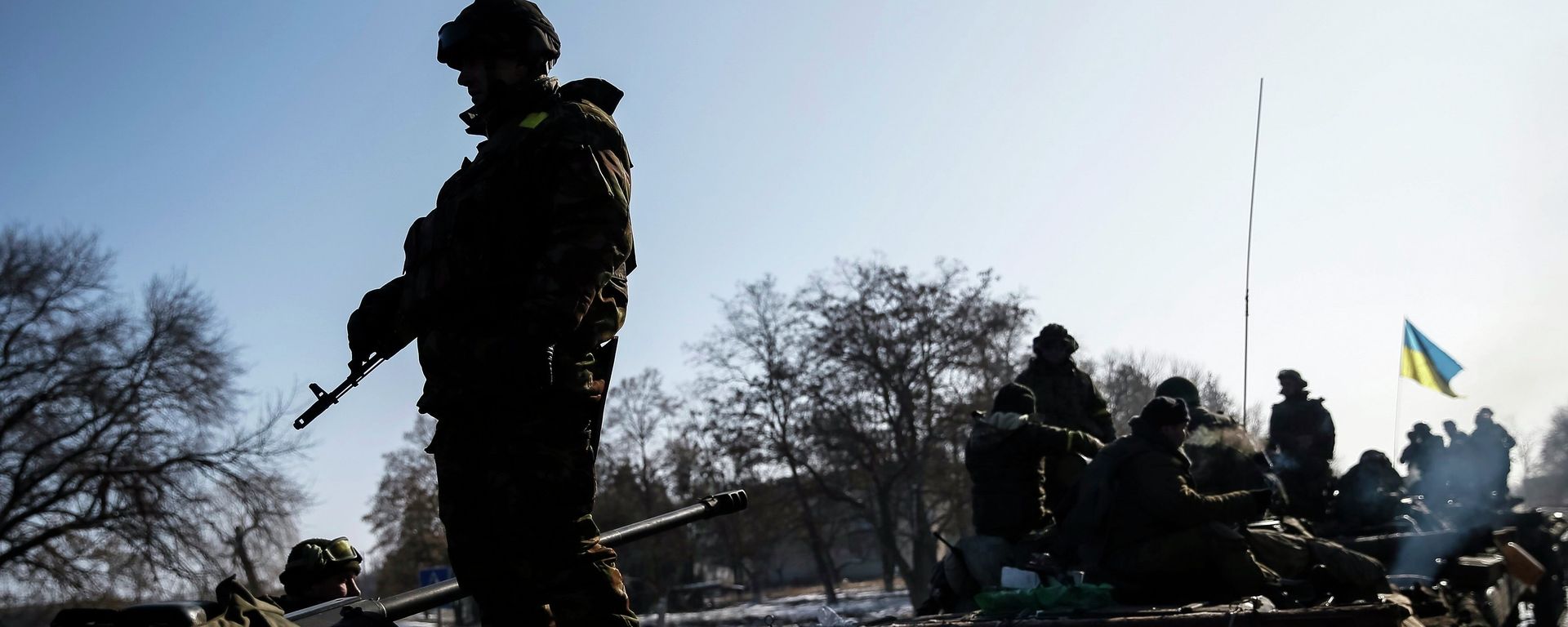 Members of the Ukrainian armed forces ride on armoured personnel carriers (APC) near Debaltseve, eastern Ukraine, February 12, 2015 - Sputnik Mundo, 1920, 18.04.2022
