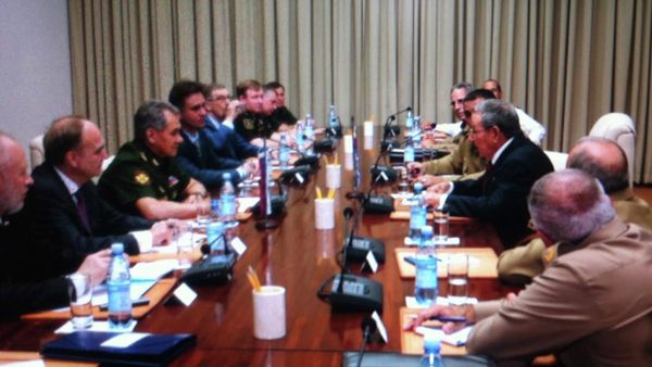 Министр обороны РФ Сергей Шойгу обсудил с председателем Госсовета Кубы Раулем Кастро вопросы военно-технического сотрудничества двух стран Министр обороны РФ Сергей Шойгу обсудил с председателем Госсовета Кубы Раулем Кастро вопросы военно-технического сотрудничества двух стран - Sputnik Mundo