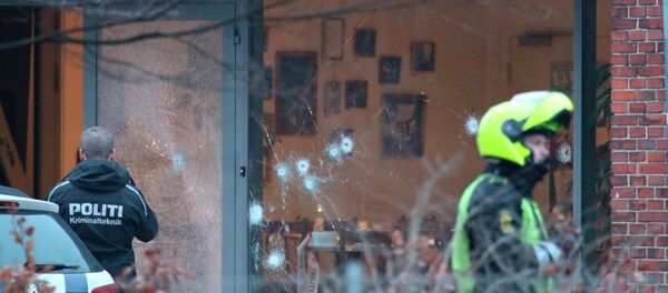 Police presence is seen next to damaged glass at the site of a shooting in Copenhagen February 14, 2015 - Sputnik Mundo