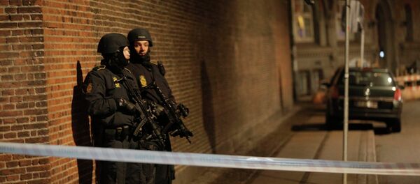 Policemen are seen along a street in central Copenhagen, early February 15, 2015 following shootings at a synagogue in Krystalgade - Sputnik Mundo