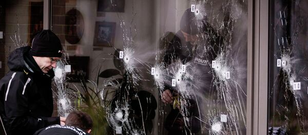 Police technicians work next to the door to Krudttoenden in Oesterbro, Copenhagen, February 15, 2015 - Sputnik Mundo